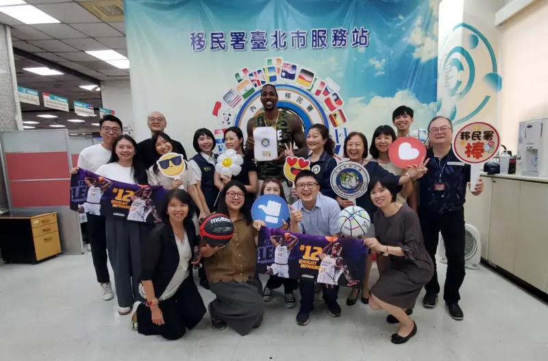 ▲台灣近年廣發就業金卡，包括「啦啦隊女神」李多慧、「魔獸」霍華德都有拿過。圖為霍華德獲頒就業金卡。（圖／移民署提供）