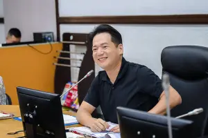 邱臣遠首次主持市政會議　競選口號「幸福真永遠」重現江湖
