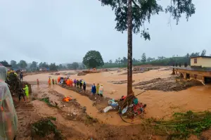 ▲印度南部克勒拉邦（Kerala）由於遭遇暴雨襲擊，週二凌晨發生土石流造成大規模山崩，已知至少63人死亡、上百人受傷，還有數10人受困，目前救援工作仍在進行中。（圖／美聯社／達志影像）