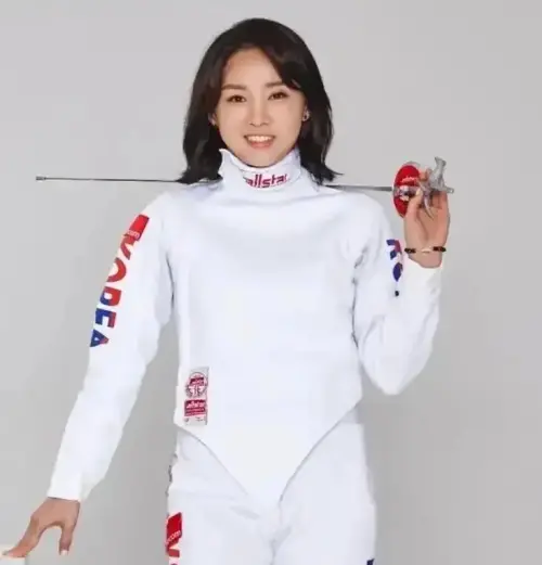 ▲《二十五,二十一》金泰梨飾演的女擊劍選手,原型即是南賢喜。(圖/微博) ▲《二十五,二十一》金泰梨飾演的女擊劍選手,原型即是南賢喜。(圖/微博)