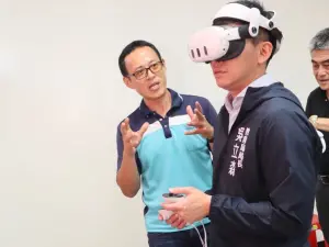 ▲高市府教育局長吳立森與學生互動學習，一同體驗AR、VR工具探索科學人文的奧妙。（圖／高市府教育局提供）