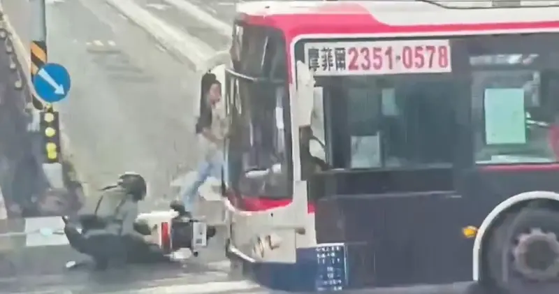 ▲北市曳引車疑似油壓頂桿漏油，導致3名機車騎士雷殘。（圖／翻攝畫面）