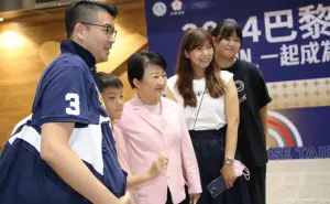 10天飛4次 盧秀燕談訪美3大收穫:再累也心甘情願 ▲台中市長盧秀燕在桃機與民眾合影。(圖/台中市政府提供,2024.07.31)