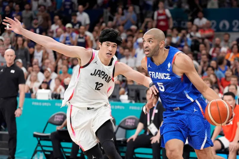 ▲日本男籃實力大躍進，在巴黎奧運小組賽差點贏法國，NBA球星Nicolas Batum（圖中藍衣者）也稱讚他們是非常可怕的對手。（圖／美聯社／達志影像）