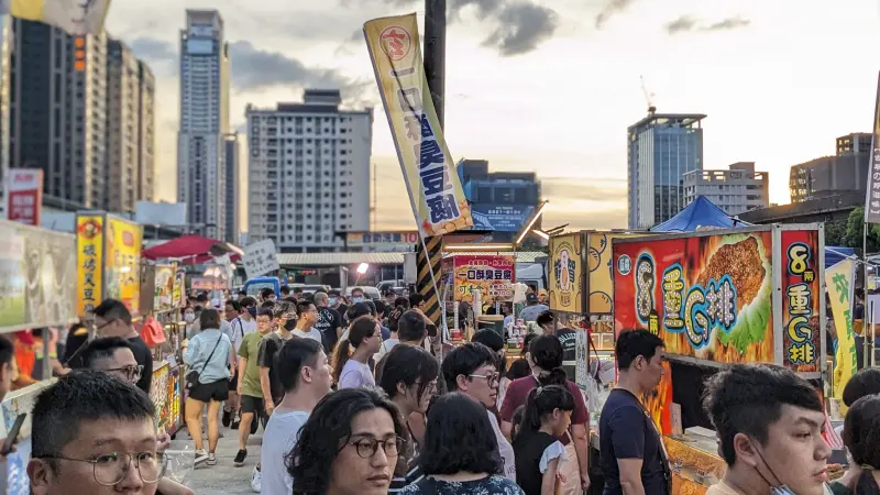 ▲一處位於新北市新莊新開的「思源夜市」上月底開幕，湧入不少人潮，不過遊客卻給出大量負評。（圖/思源夜市臉書）