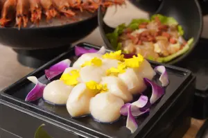 穿著有紅色或黃色元素,到肉之間大盤肉幸福鍋物每人均消含800元以上,每人送【北海道生食級干貝】一顆。(圖/馬辣提供) ▲穿著有紅色或黃色元素,到肉之間大盤肉幸福鍋物每人均消含800元以上,每人送【北海道生食級干貝】一顆。(圖/馬辣提供)