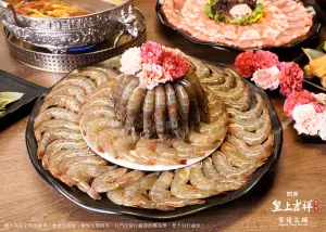 8月份「問鼎‧皇上吉祥」加碼推出四人以上爸爸同行提前預約且每人均消1000元(含)以上,爸爸即可獲贈和歲數相等鮮美白蝦。(圖/馬辣提供) ▲8月份「問鼎‧皇上吉祥」加碼推出四人以上爸爸同行提前預約且每人均消1000元(含)以上,爸爸即可獲贈和歲數相等鮮美白蝦。(圖/馬辣提供)
