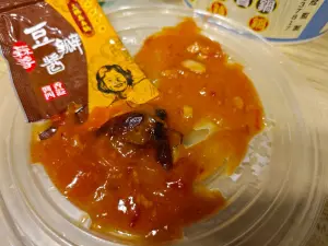 三媽臭臭鍋「豆瓣醬擠出蟑螂」！店家回覆讓眾人傻眼：一輩子不吃
