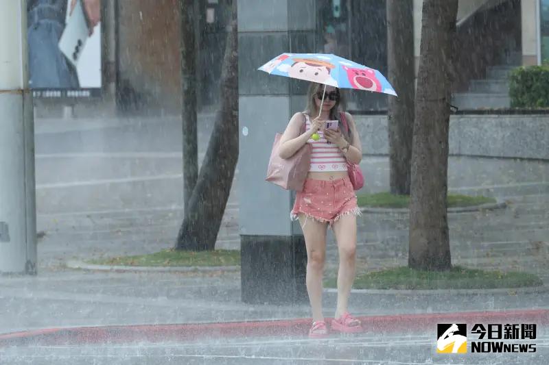 ▲午後對流雲系發展旺盛，降雨半部西半部地區，尤其北台灣雨勢相當明顯。（圖／記者陳明安攝）