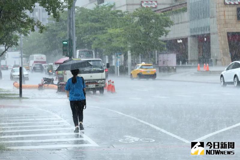 ▲今（1）日氣象署發布大雨特報，午後對流發展旺盛，雨勢可能持續到晚上，請注意雷擊及強陣風。（圖／記者陳明安攝）