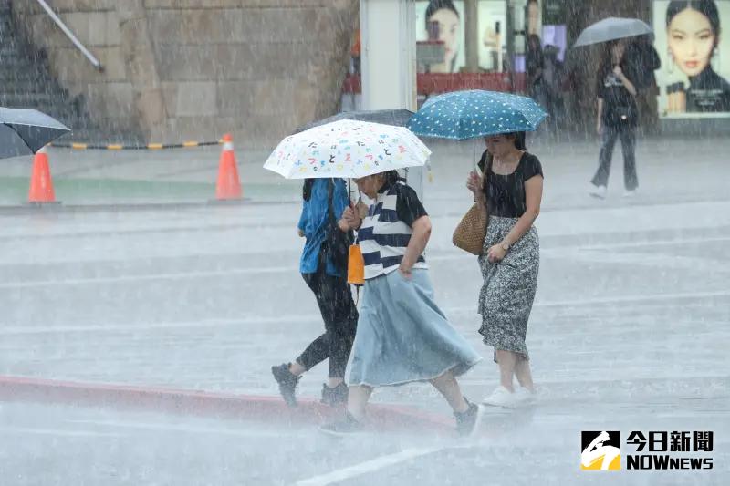 ▲▲中央氣象署發布「大雨特報」，今（7）日雷陣雨的情況在各地可能會持續到晚上。（圖／中央氣象署）。（圖／記者陳明安攝）