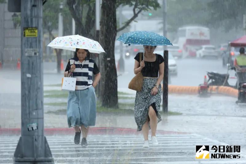 ▲不穩定天氣持續到週六白天，要留意週六（10日）清晨西南部還有一波強降雨。（圖／記者陳明安攝）