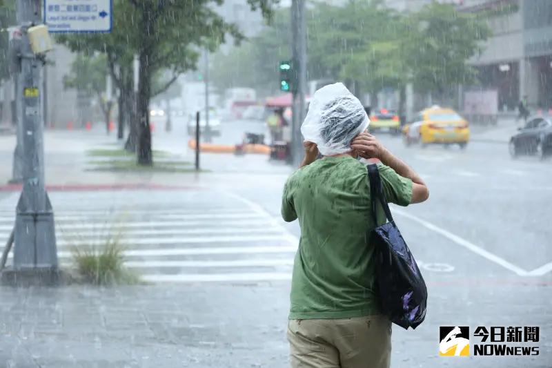 ▲受到對流發展旺盛影響，中央氣象署今（2）日發布大雨特報，午後外出務必攜帶雨具。（圖／記者陳明安攝）