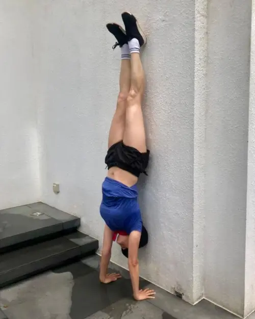 ▲劉嘉玲分享過徒手倒立的照片,核心、肌力驚人。(圖/劉嘉玲IG) ▲劉嘉玲分享過徒手倒立的照片,核心、肌力驚人。(圖/劉嘉玲IG)