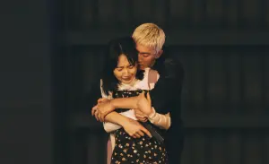 吳慷仁《塑膠花》背後環抱李沐 深情告白「就當是一場夢」