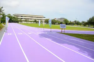 巴黎奧運「紫色」羽球、田徑場好美!薰衣草跑道台灣3間學校也有 ▲原本就以豐富林相成為打卡景點的中芸國中,現在更有「最美校園」之稱。(圖/翻攝自中芸國中FB)