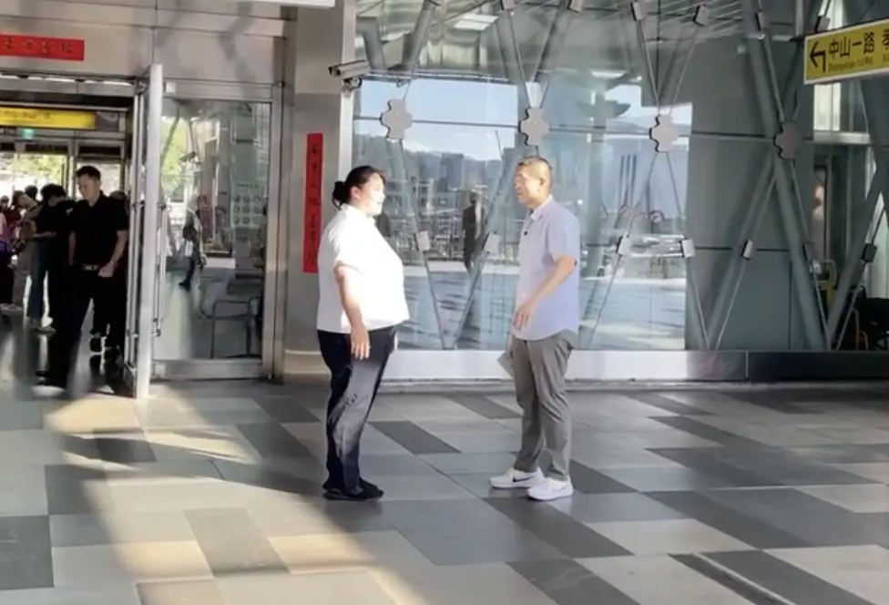 ▲謝國樑昨日在前往吃早餐路上，遭一名身穿「拆樑大隊」衣服的女子跟蹤、騷擾。（圖／翻攝自謝國樑臉書）