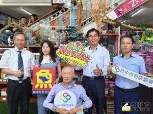 「台中名店節」天天抽大獎 20餘名店數位轉型聯合促銷 ▲左起:台中市名店協會秘書長黃長吉 、魚中魚財務長張淑慧、創會長黃賀明、現任會長紀國琛、名店節活動主委黃琳恩,協力促成今年名店節數位轉型。(圖/記者金武鳳攝,2024.7.31)