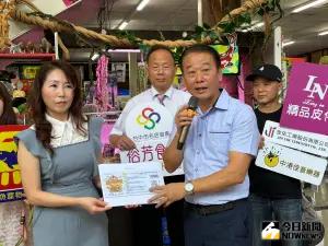 「台中名店節」天天抽大獎 20餘名店數位轉型聯合促銷 ▲魚中魚寵物水族館財務長張淑慧(左)說明台中名店節消費抽獎方式。(圖/記者金武鳳攝,2024.7.31)