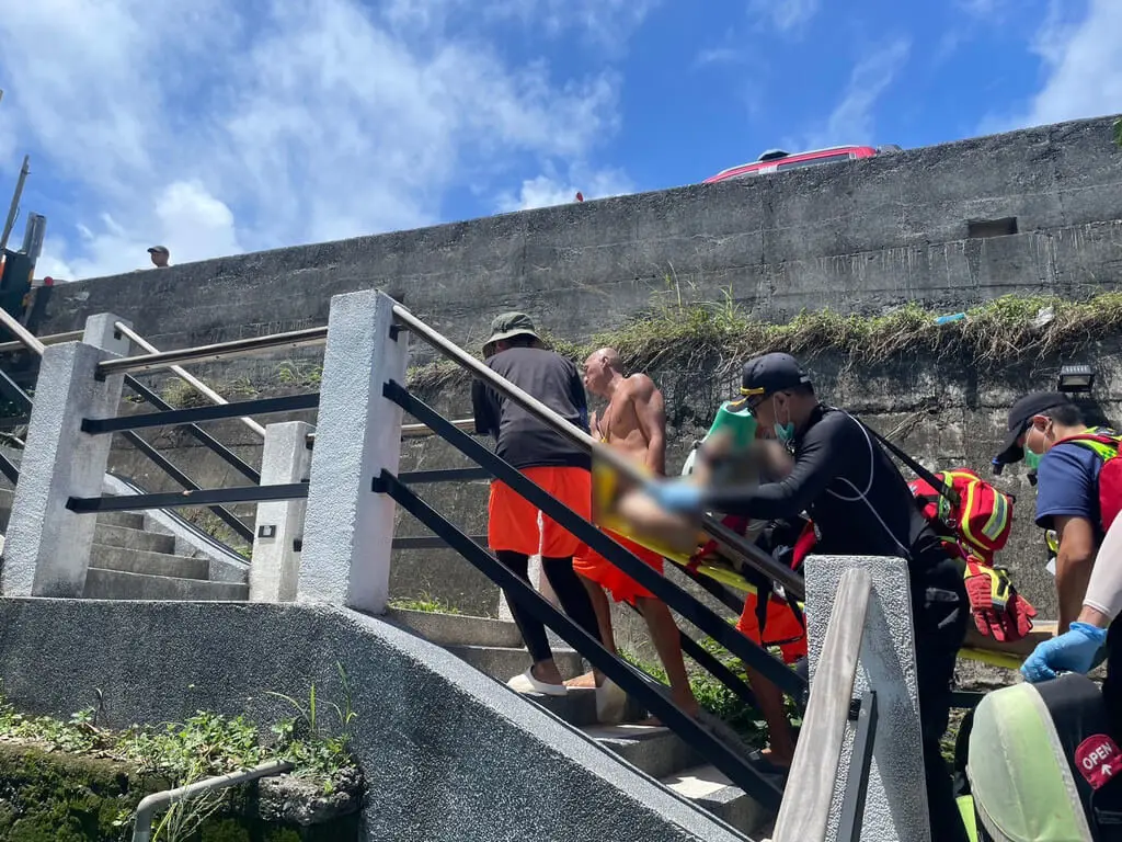 ▲屏東墾丁小灣沙灘今（31）日下午1時許傳出溺水事件，許姓男子送往醫院後宣告不治。（圖／翻攝畫面）