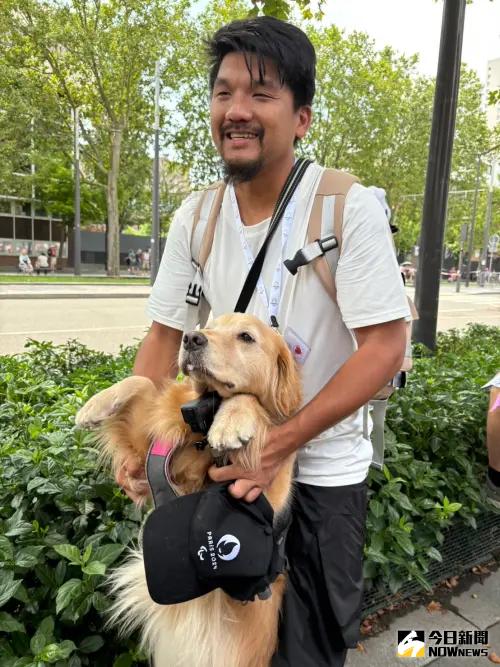 網紅作家Burger Han帶著夥伴黃金獵犬Money一起來到羽球館替戴資穎加油。(圖/特派記者廖聿偉攝) ▲網紅作家Burger Han帶著夥伴黃金獵犬Money一起來到羽球館替戴資穎加油。(圖/特派記者廖聿偉攝)
