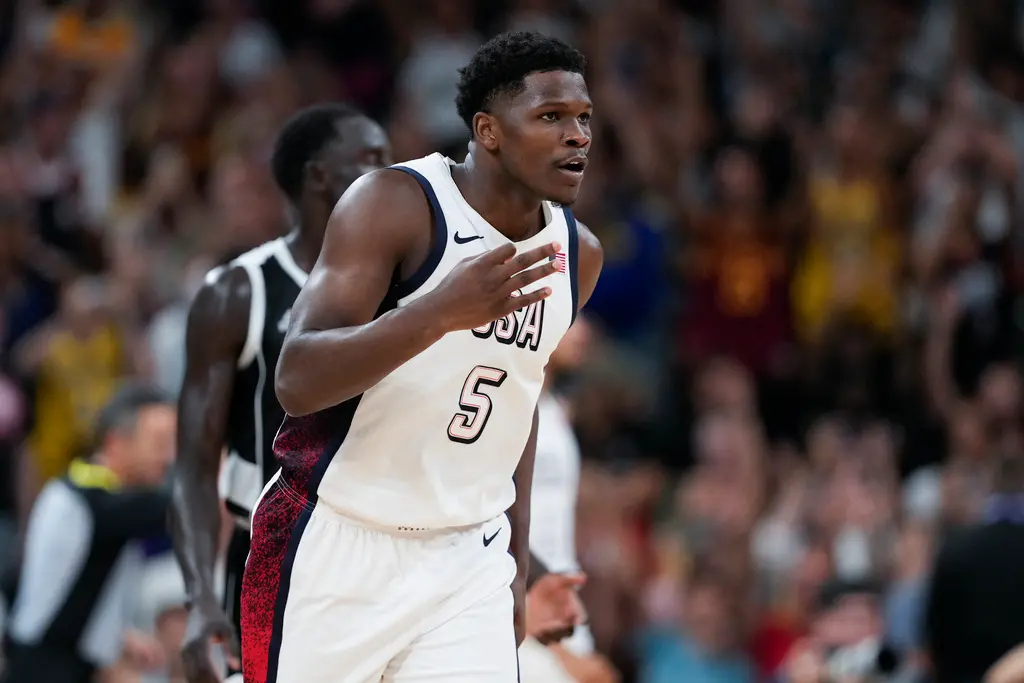 ▲美國男籃在巴黎奧運金牌戰擊敗法國，拿下金牌，賽後也在場外噴香檳慶祝，而「蟻人」Anthony Edwards在噴香檳時，卻遲遲打不開瓶蓋。（圖／美聯社／達志影像）