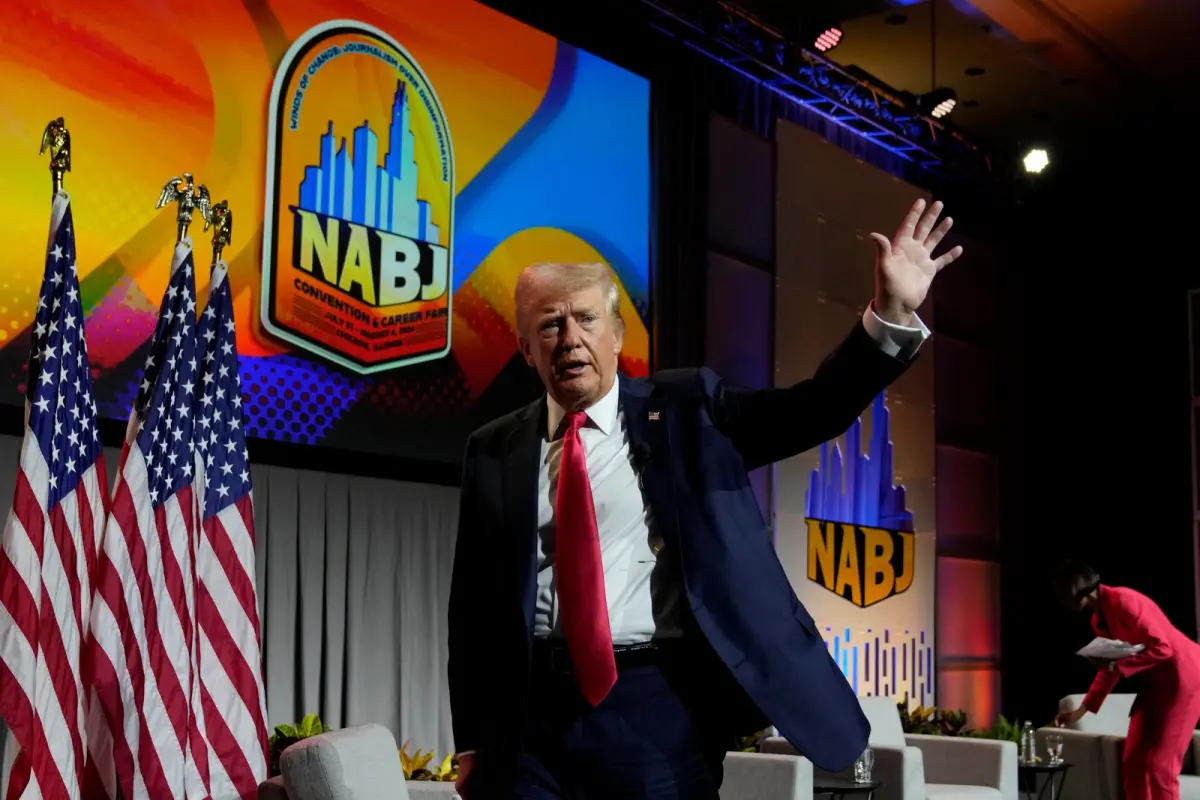 ▲共和黨總統候選人川普出席「全國黑人記者協會」年會，公開質疑賀錦麗的血統認同，究竟是印度裔還是非裔。（圖／美聯社／達志影像）