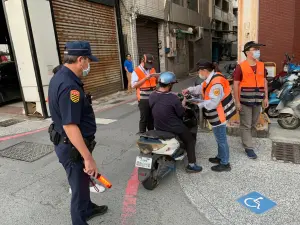 ▲立法院修正通過《道路交通管理處罰條例》，將微電車納管，除須登記領用懸掛號牌、投保強制險外，也需遵守相關交通管理規定，讓使用者與用路人更有保障。（圖／高市警交通警察大隊提供)