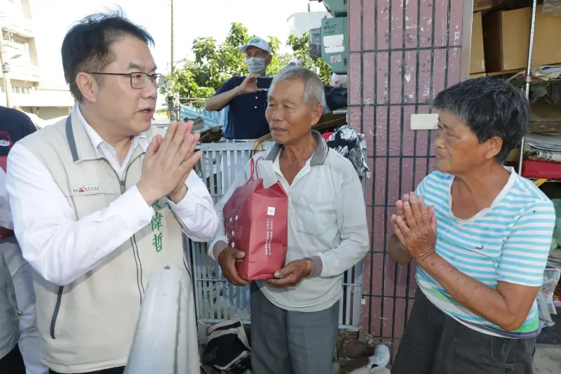 ▲市長黃偉哲今（1）日即與志工一起關懷當地災民，協助分送安心祝福禮。災民相當感謝市長親自關懷慰問及慈濟分送物資。（圖／臺南市政府提供）