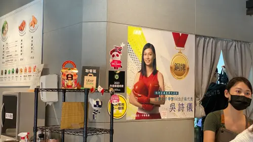 獨/吳詩儀家「文湖21雞湯麵」電話被打爆! 鐵粉「外送單」示愛 ▲一踏入「文湖21雞湯麵」,店內最醒目位置就貼著吳詩儀海報。(圖/記者蕭涵云攝)