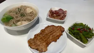 ▲「文湖21雞湯麵」必點雞湯蕎麥麵、現煎豬排，還可隨喜好挑選糯米椒小魚乾、豬頭皮等小菜。（圖／記者蕭涵云攝）