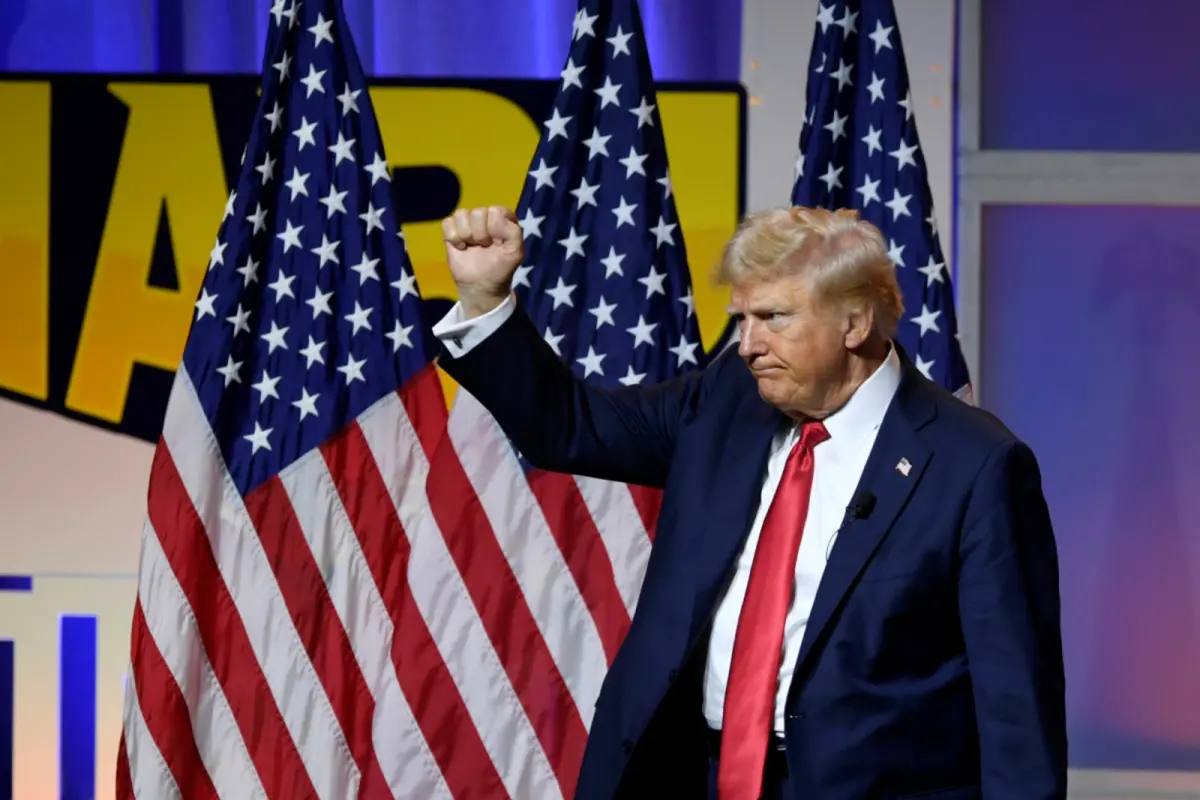 ▲美國共和黨總統候選人川普，指控賀錦麗原本都自稱印度裔、後來才「搖身一變成為黑人」言論，再度引發爭議。（圖／美聯社／達志影像）