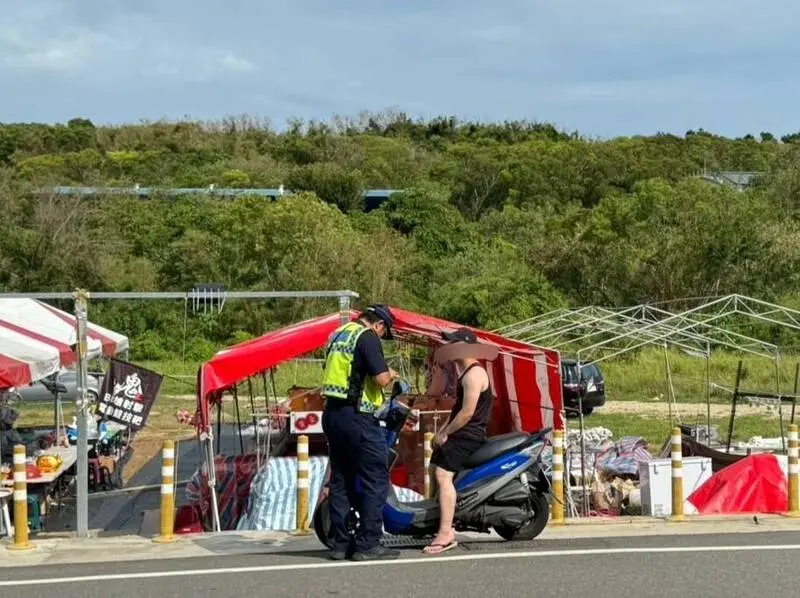 ▲警方無預警登島進行取締，7月開出333張罰單，其中近9成都是未戴安全帽。（圖／屏東東港分局提供）