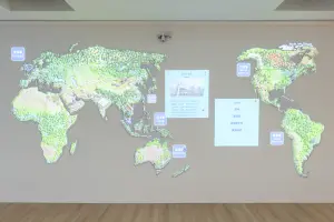 鴻海在全球共有205廠區及辦公室、遍及24個國家和地區,我們利用互動投影世界地圖,呈現各地據點資訊,包括地點、成立時間、主要產品等。 ▲鴻海在全球共有205廠區及辦公室、遍及24個國家和地區,我們利用互動投影世界地圖,呈現各地據點資訊,包括地點、成立時間、主要產品等。(圖/鴻海)