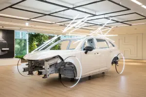 鴻海所打造的第一批MODEL C測試驗證車,特別保留下來其中一輛,搬進Showroom展間,作為集團邁入電動車發展重要里程碑。 ▲鴻海所打造的第一批MODEL C測試驗證車,特別保留下來其中一輛,搬進Showroom展間,作為集團邁入電動車發展重要里程碑。(圖/鴻海)