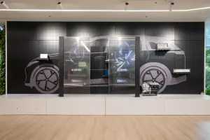 鴻海Showroom ▲鴻海Showroom以數位化方式,展示鴻海過去的發展資料,包括歷代經典產品、最新的電動車、低軌道衛星等關鍵技術。(圖/鴻海)