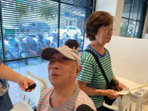 直擊/吳詩儀家中麵店爆紅!姊姊:父母開心抱一起 97歲翁也來吃 ▲高齡97歲的呂爺爺笑說自己已經很少出門,是住在美國的兒子昨晚報喜,他才特別來吃。(圖/記者蕭涵云攝)