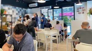 直擊/吳詩儀家中麵店爆紅!姊姊:父母開心抱一起 97歲翁也來吃 ▲吳詩儀家中麵店爆紅,接近用餐時刻更是在門口排起長長人龍。(圖/記者蕭涵云攝)