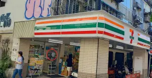 早上八點的超商放空城,門口的道歉啟事也吸引來往民眾的目光。(圖/爆廢1公社) ▲早上八點的超商放空城,門口的道歉啟事也吸引來往民眾的目光。(圖/爆廢1公社)