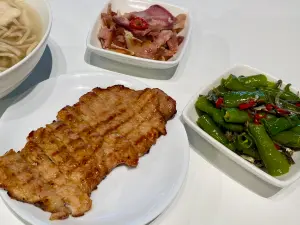 直擊/吳詩儀家中麵店爆紅!姊姊:父母開心抱一起 97歲翁也來吃 ▲「煙燻豬耳朵」的風味和口感都好讚,推薦必點。(圖/記者蕭涵云攝)