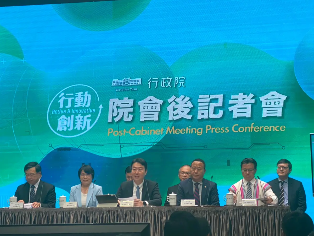 ▲NCC前委員林麗雲、王維菁卸任前提出建言，認為「政媒集團化」，對此政院發言人陳世凱（中）表示尊重發言，而當時就其職權可以做些事情。（圖／記者陳威叡攝，2024.08.01）