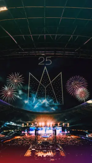▲8千台無人機變幻20種五月天專屬圖騰、4500發㶷爛煙火 打造燦爛夏夜。(圖/相信音樂提供) ▲8千台無人機變幻20種五月天專屬圖騰、4500發㶷爛煙火 打造燦爛夏夜。(圖/相信音樂提供)