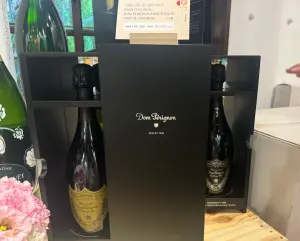 ▲「傳奇香檳王」Dom Perignon，一組2瓶，兩組售價9萬5000元。（圖／記者鍾怡婷攝）