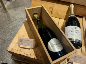 ▲傳承百年香檳家族Henriot 1959  CUVEE DES ENCHANTELEURS每瓶特價29萬。（圖／記者鍾怡婷攝）