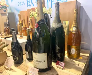 ▲平台「Cavacave」估價最高可達650歐元（約22萬台幣）的「Brut vintage, Pommery, Champagne, 1982 (6l.)」更是開展即掛出完售標示。（圖／記者鍾怡婷攝）