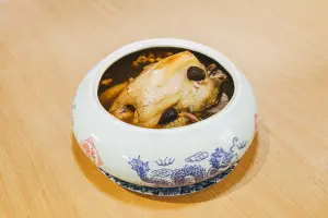 ▲米其林臺菜餐廳膳馨則推「爸氣山海饗宴」限定桌菜，即日起至11日截止。（圖／業者提供）