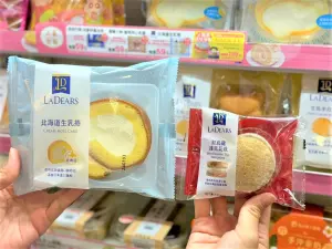 ▲7-11則是推出2款甜點新品「北海道生乳捲」與「紅烏龍達克瓦茲」。（圖／7-11提供）