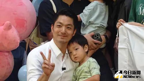 蔣萬安帶二寶出席親子日「畫面超有愛」!合照1小時不吵不鬧