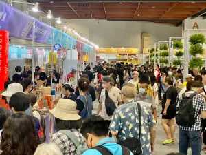 直擊／台灣美食展登場！2.7折餐券、飯店買1送1　2區排隊人潮炸裂
