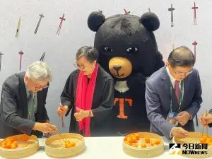 李孟諺、葉菊蘭等人體驗「筷夾人」遊戲。 ▲李孟諺、葉菊蘭等人體驗「筷夾人」遊戲。(圖/記者林則澄攝,2024.08.03)